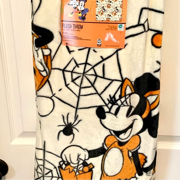 Vintage Style Minnie & Mickey Mouse 50” x 70” Plush Halloween Throw Blanket - Picture 3 of 11